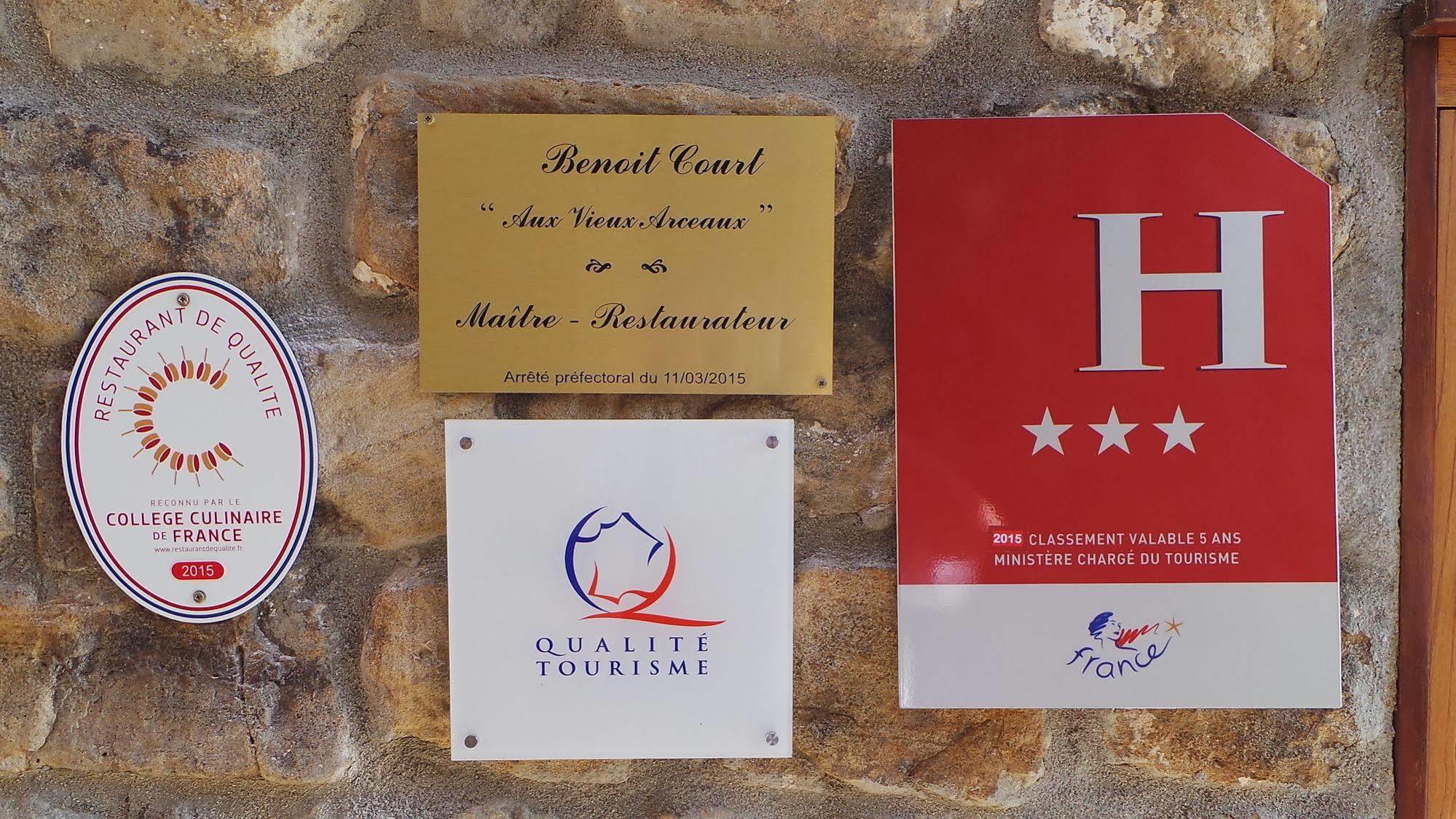 Aux Vieux Arceaux Hotel 3*